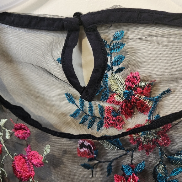 NWOT ✅️ Ruffle Cuff Embroidery Sheer Top - Picture 8 of 9
